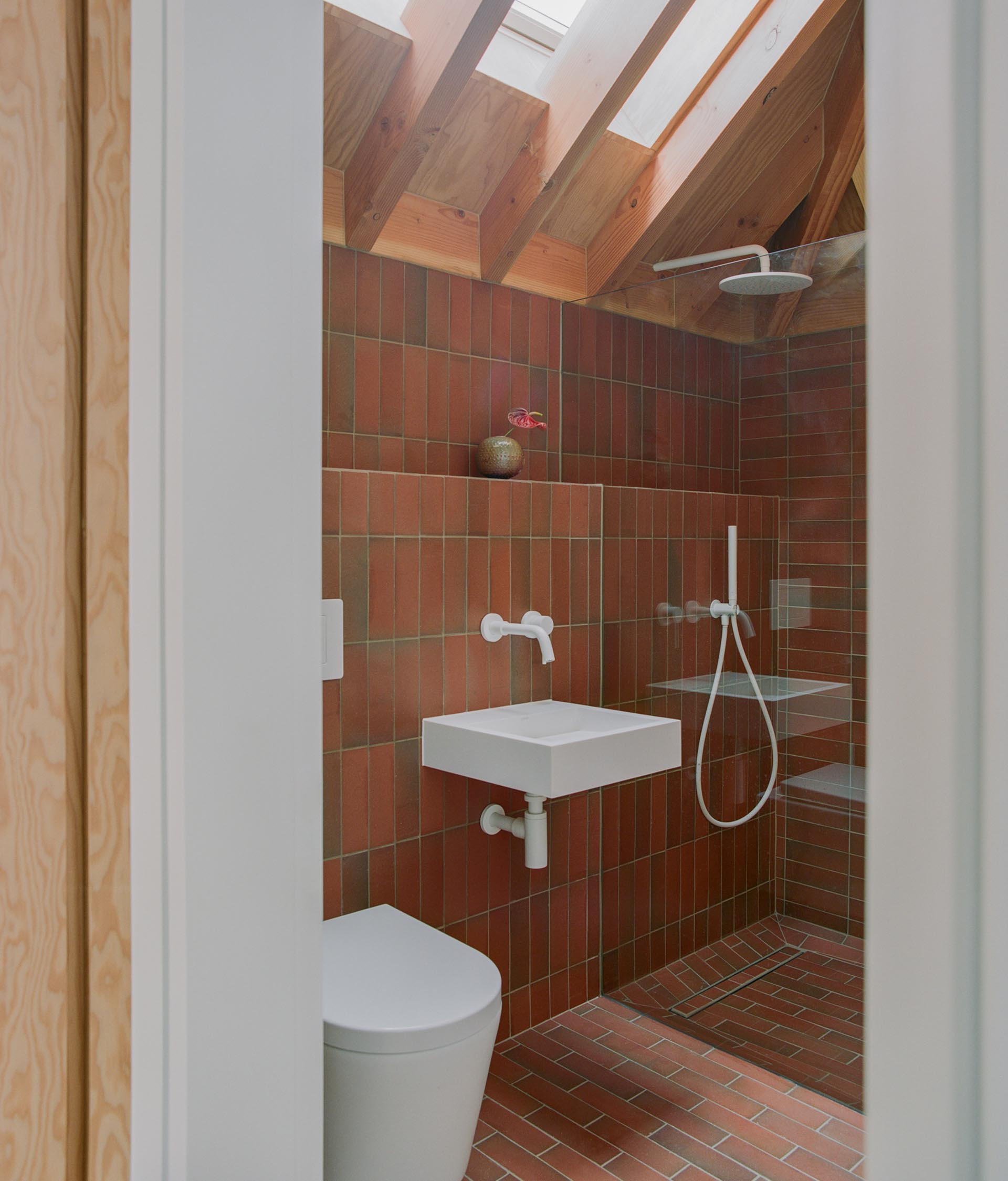 project by Wadhal architects with light multi quarry tiles Lorenzo Zandri